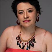 Profesora de bachillerato imparte clases a estudiantes de sexto a once